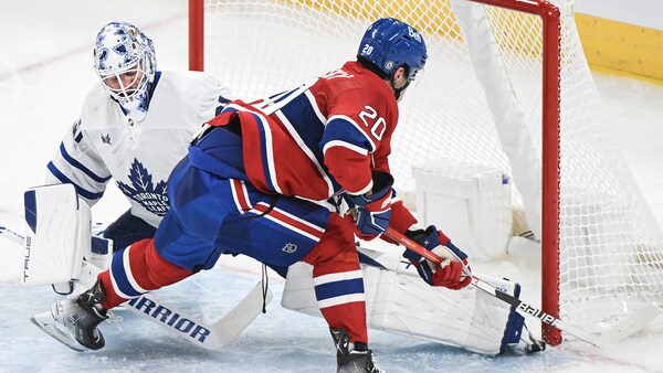 Martin Jones arrête le tir de Juraj Slafkovsky en coinçant la rondelle entre sa lame de patin et son poteau.