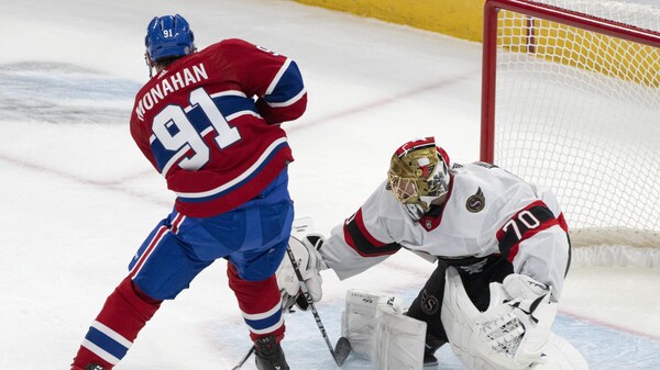 Sean Monahan tente de marquer face à Joonas Korpisalo.