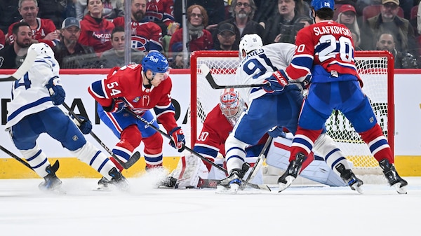 Cayden Primeau tente de résister aux assauts des Maple Leafs.