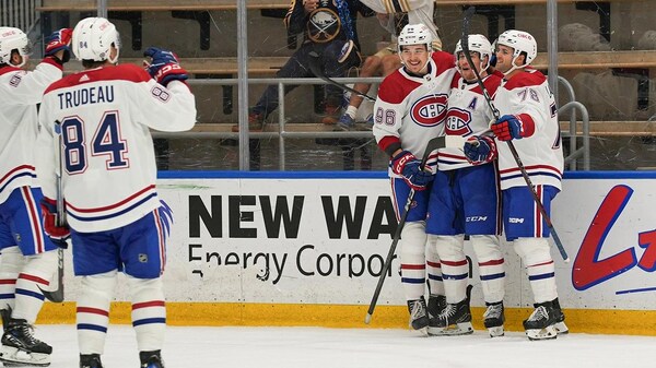 Les joueurs du Canadien célèbrent un but.