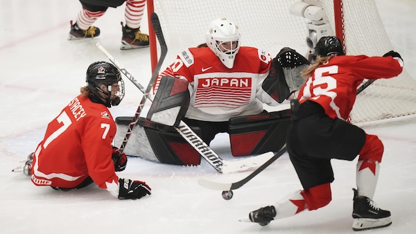 La gardienne japonaise Miyuu Masuhara effectue un arrêt devant la Canadienne Daryl Watts.