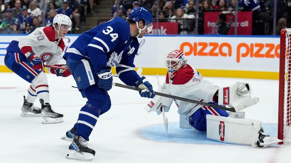 Auston Matthews lance la rondelle du revers et Jake Allen l'attrape dans sa mitaine.
