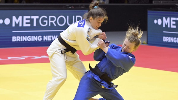 Jessica Klimkait tente de renverser Timna Nelson Levy sur le tatami.