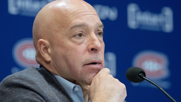 Kent Hughes parle au micro lors d'un point de presse.