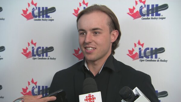 Nathan Darveau répond aux questions des journalistes.