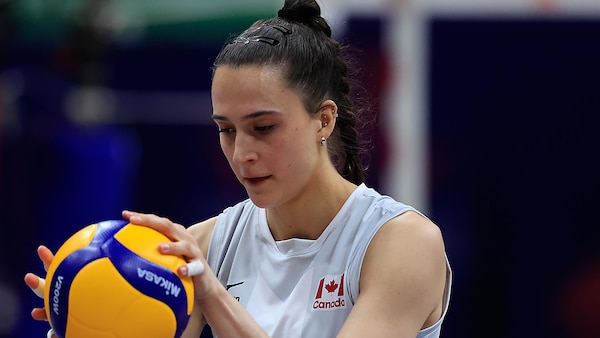 Emily Maglio se prépare au service.