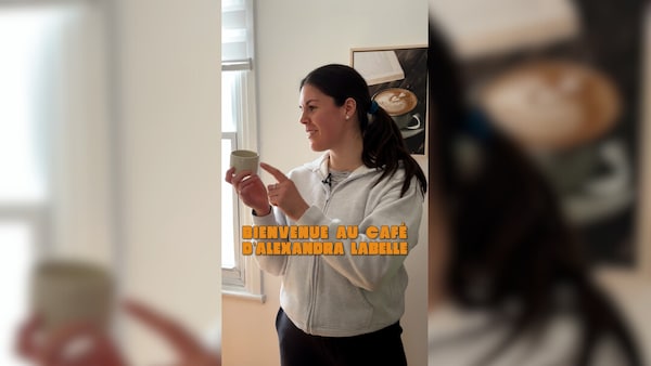 Alexandra Labelle pointe une tasse de café.