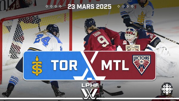 Deux joueuses de hockey s'affrontent devant le filet.