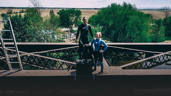 Marie-Eve Potvin et Lysanne Richard se tiennent debout sur la structure d'un pont.