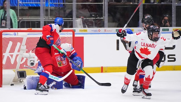 Une hockeyeuse célèbre un but.