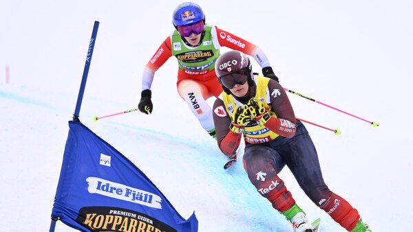 Elle ski en pleine course.