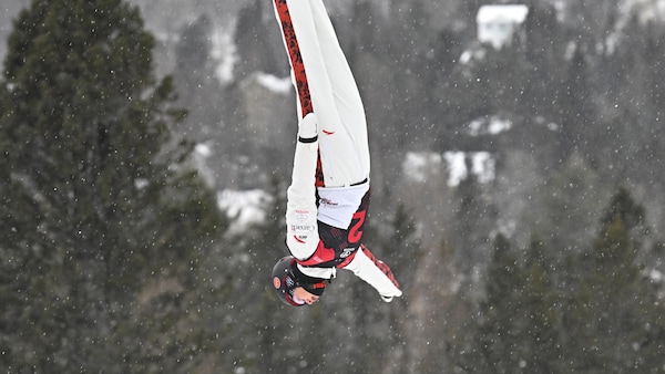 La skieuse Marion Thénault effectue une manoeuvre dans les airs. 