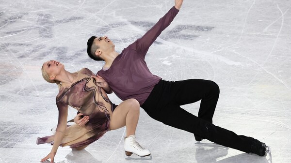 Des danseurs sur glace effectuent une figure.