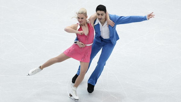 Marjorie Lajoie et Zachary Lagha patinent en se tenant l'un l'autre, lors de leur programme de danse rythmique.