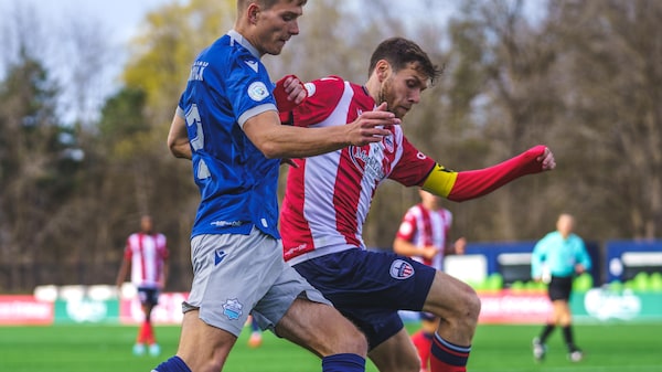 Deux joueurs de soccer se disputent le ballon pendant un mathc.