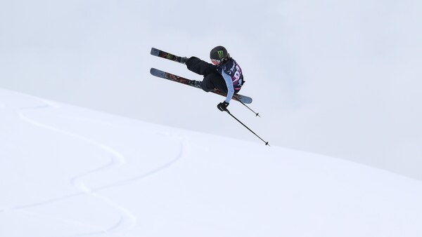 Elle effectue un saut sur le côté.
