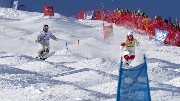Mikaël Kingsbury affronte le Français Benjamin Cavet.