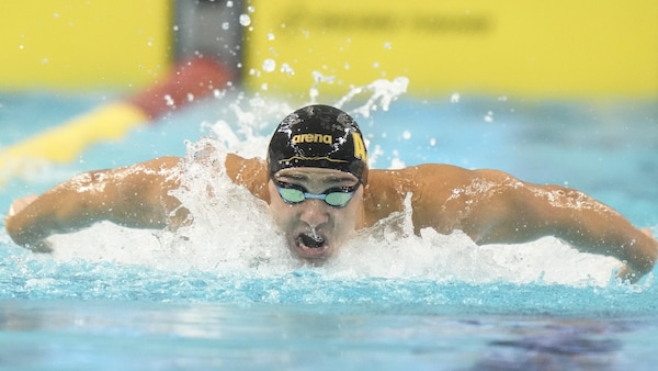 Ilya Kharun nage le 200 m papillon.