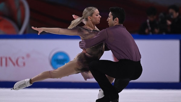 Marjorie Lajoie et Zachary Lagha se tiennent en tournant sur eux-mêmes pendant leur chorégraphie.