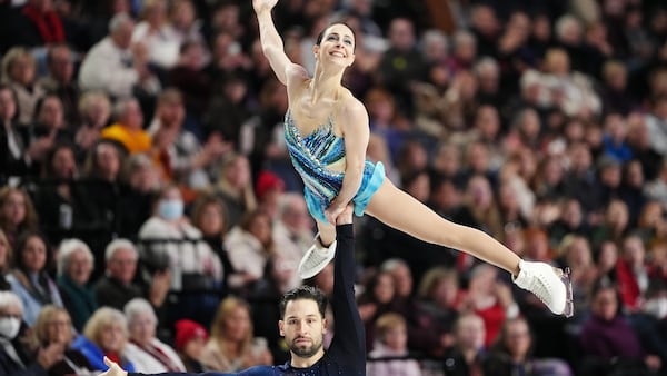 Deanna Stellato-Dudek and Maxime Deschamps of Canada en pleine routine.