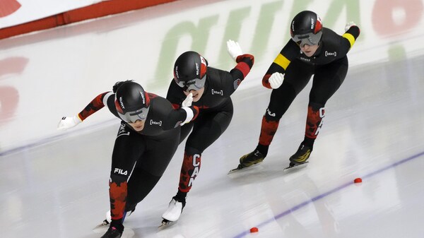 Carolina Hiller, Béatrice Lamarche et Ivanie Blondin patinent une derrière l'autre au sprint par équipe.