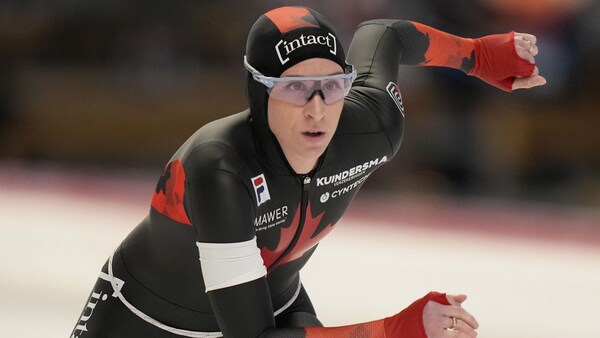Une patineuse de vitesse prend le départ de sa course.