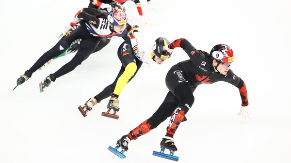 Courtney Sarault patine devant ses concurrentes, dont la Belge, Hanne Desmet.