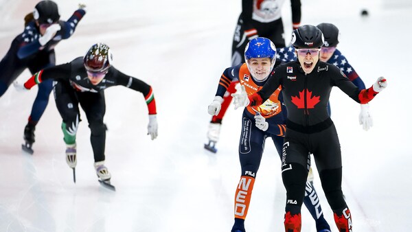 Florence Brunelle célèbre sa victoire sur le fil d'arrivée devant la Néerlandaise Michelle Velzeboer.