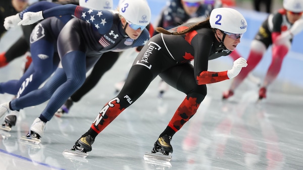 Ivanie Blondin patine parmi d'autres dans une épreuve de départ groupé.