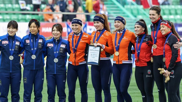 Ivanie Blondin, Isabelle Weidemann et Valérie Maltais portent leur médaille de bronze aux côtés des Néerlandaises, en or, et des Japonaises, en argent.
