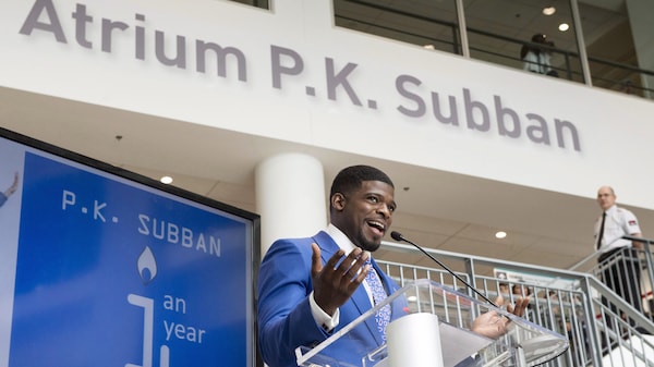 P.K. Subban parle sur le podium, devant l'inscription de l'atrium qui porte son nom.