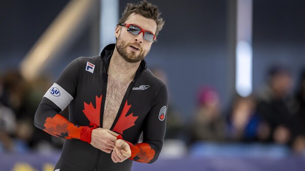Un patineur reprend son souffle après une course. 