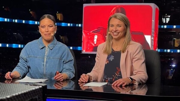 Deux femmes sourient devant la caméra
