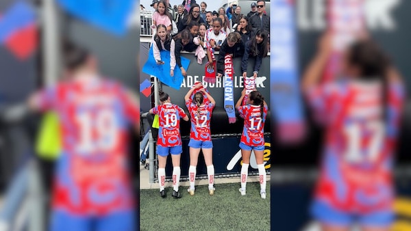 Des joueuses des Roses signent des autographes.