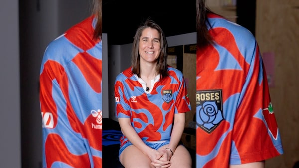 Charlotte Bilbault tout sourire devant la caméra.