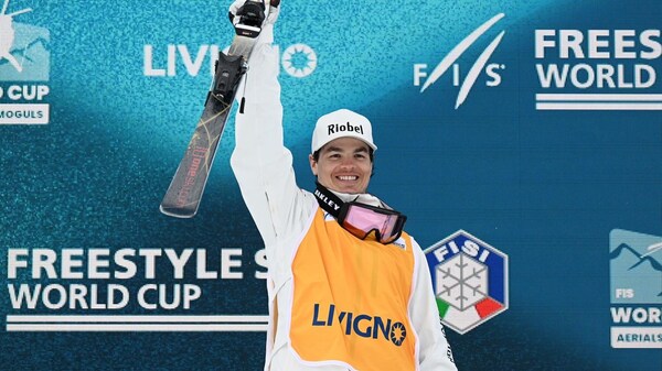 Mikaël Kingsbury lève son ski pour célébrer.