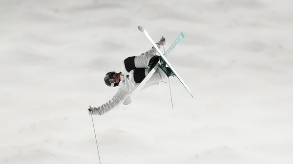 Julien Viel croise les skis dans les airs lors d'une compétition.