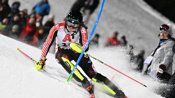 Laurence St-Germain contourne une porte sur la piste de ski.