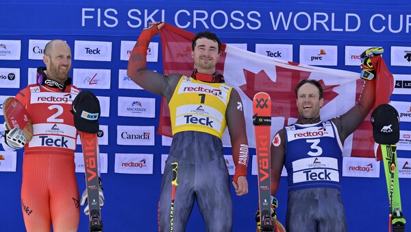Les Canadiens célèbrent sur le podium.
