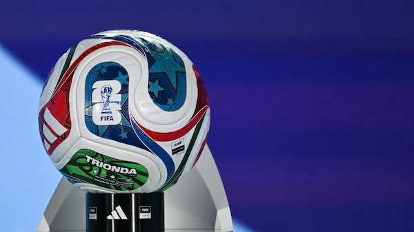 Le ballon tient sur un présentoir.