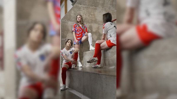 Trois joueuses de shot    prennent la airs  determination    la photographe.