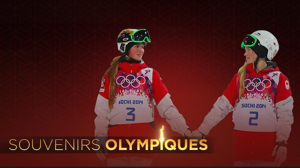 Chloé et Justine Dufour-Lapointe se regardent en se tenant la main.