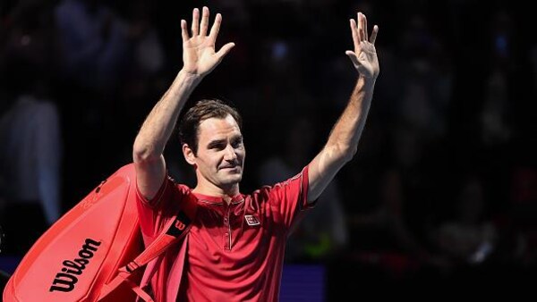 Roger Federer salue la foule en quittant le court