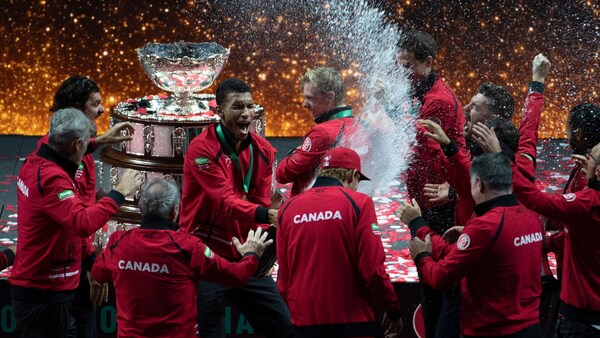 Les joueurs célèbrent avec un champagne. 
