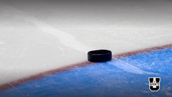 Une rondelle de hockey sur la patinoire.
