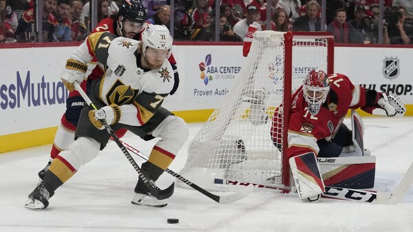 William Karlsson contourne le filet pour tenter de marquer.