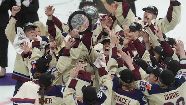 Une équipe de hockey féminin fête sa victoire d'un championnat.