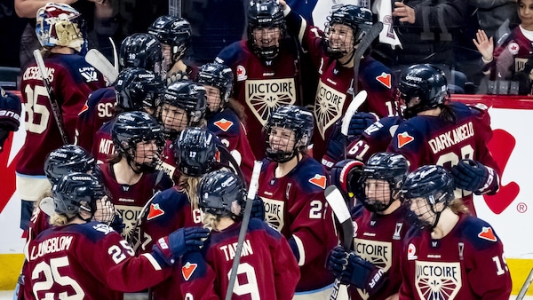 Des joueuses de hockey célèbrent un but. 