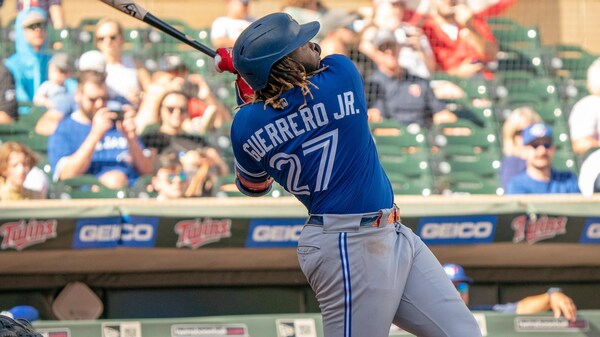 Il frappe une balle.