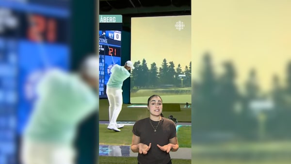 Un homme joue au golf virtuel.